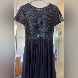 Betsy & Adam Beaded Short Sleeve Crew neck Formal Gown/Dress. Size 4